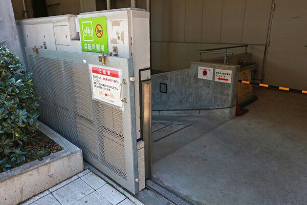 地下1階には自転車置場を346台、地下2階にはバイク置場を42台用意。		