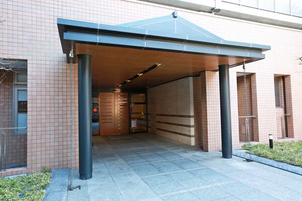 ポーチ部分は三角鐘の庇を配し、帰宅した居住者の気持ちの転換を巧みに演出。		