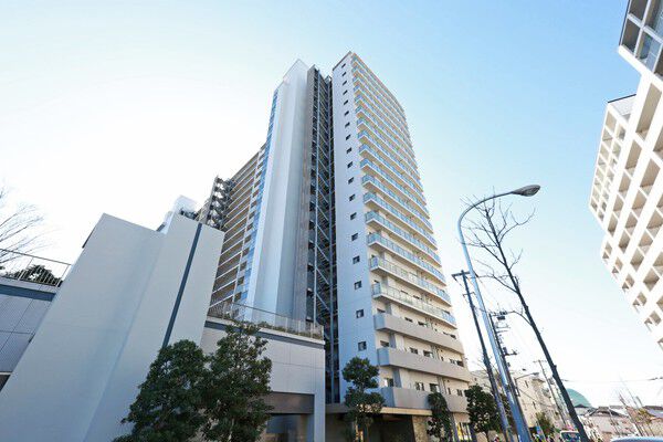 【リバーフェイス】建物最上部のルーフ部分は、夜になるとティアラ状の輝きを浮かび上がらせます。