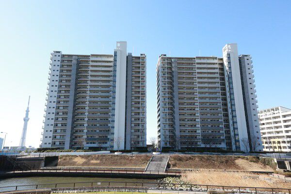 【リバーフェイス】南千住エリアのランドマークとなる、20階建てのツインタワースタイル。		