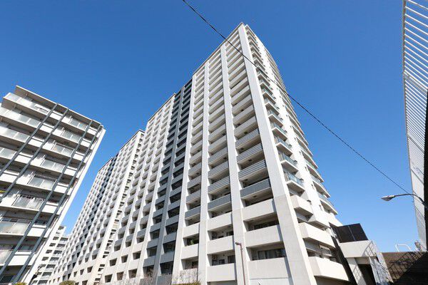 【リバーフェイス】入り江と一体となった、水と緑に包まれたランドプランを採用しています。
