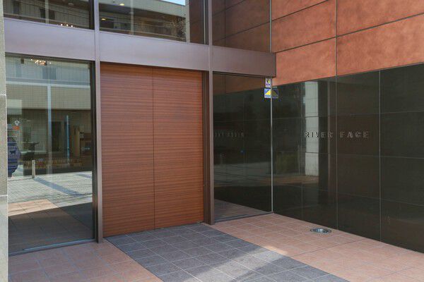 スクエアなイメージを強調するゲートデザインが、重厚感と奥行きを演出。		