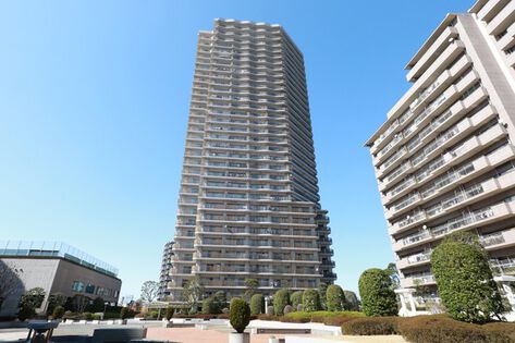 隅田川から東京湾へと続く水辺の景色とウォーターフロントが背景。