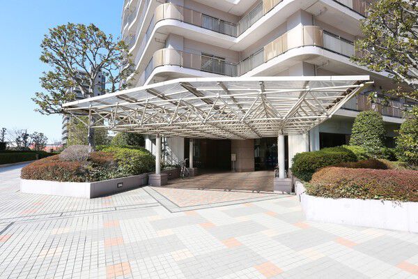 強い日差しを遮る、大きな庇が目印のエントランス。