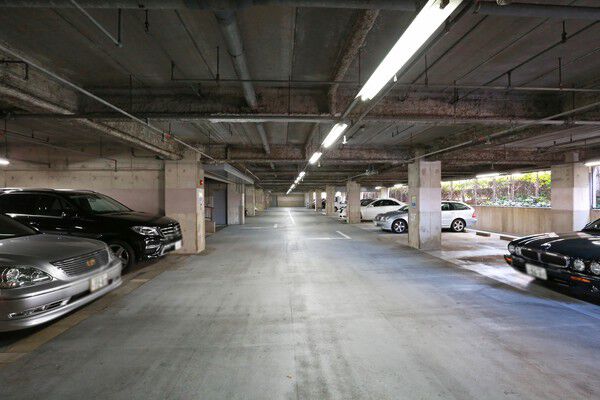 駐車場はオートゲートシステムで、車の安全・管理に配慮しています。
