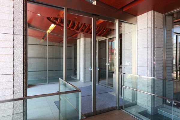 「未来への船出」をモチーフにデザインされたエントランス。