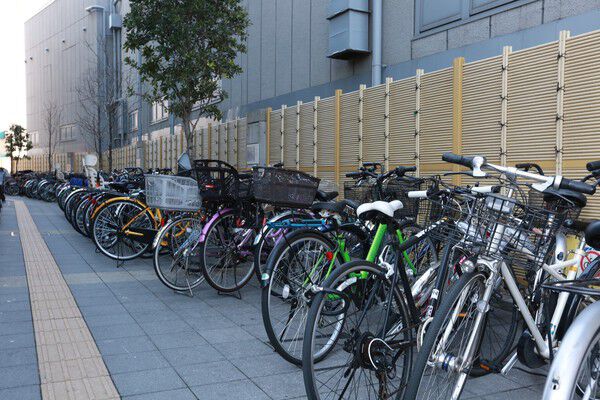 数多くの台数を一列に収容できる敷地内の駐輪場。