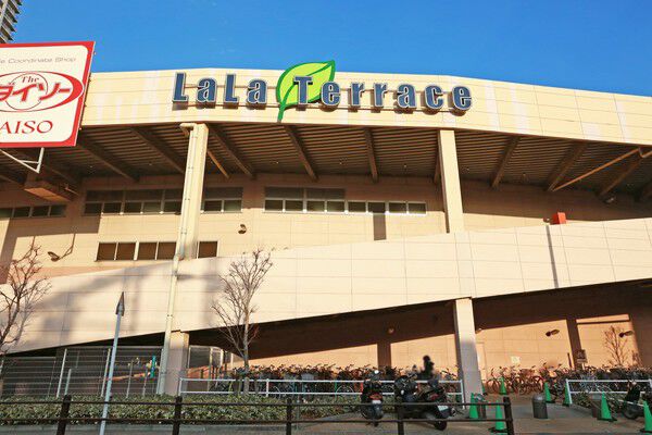 複合商業施設「LaLaテラス南千住」まで約410m（徒歩6分)。）。