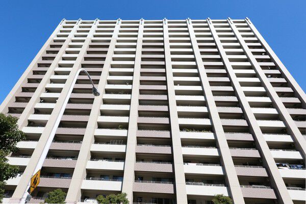 【トキアス】縦のラインを際立たせた天に向かって伸びる20階建ての佇まい。		