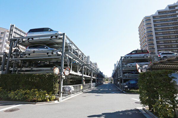 敷地内駐車場100％。来客用駐車場や洗車スペースも用意。		