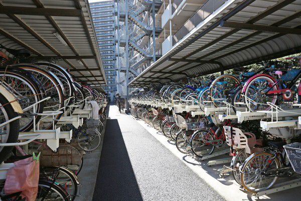 一家族に2台分の自転車置場と50台分のバイク置場を設置。		