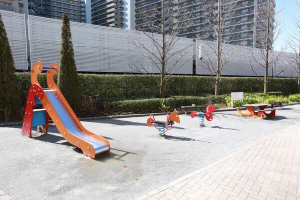敷地内には遊具も備わり、親子が集う憩いのスペース。		