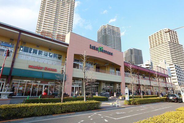 「南千住」駅前の大型複合施設「LaLaテラス南千住」は、約350m（徒歩5分）。