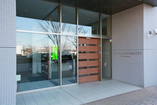 エントランスには車寄せがあり、住まう方々を温かく出迎えます。		