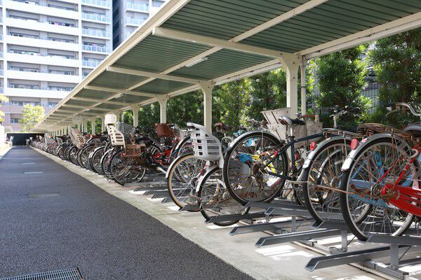 全戸につき2台分の自転車置き場と63台分のバイク・ミニバイク置き場をご用意。		