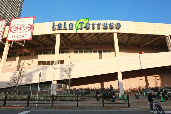 大型商業施設｢LaLaテラス南千住｣まで、約860m（徒歩11分）です。		