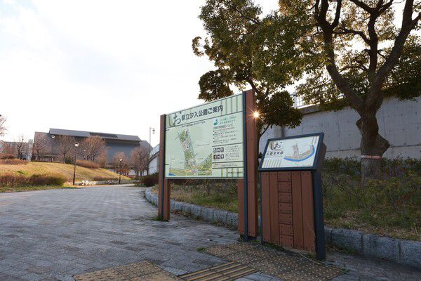 水辺と緑に彩られた｢都立汐入公園｣は、約160m（徒歩2分）。