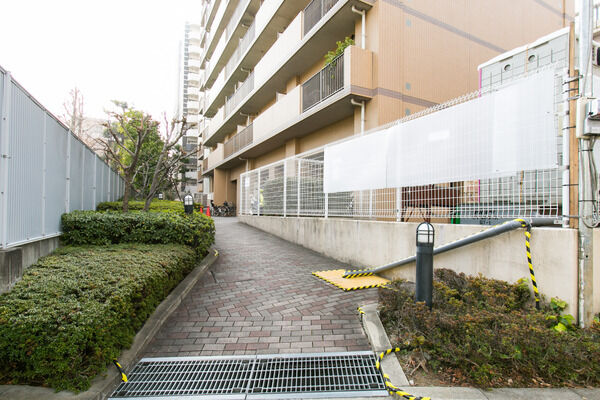 自転車駐輪場・バイク置き場は、屋内に設置。