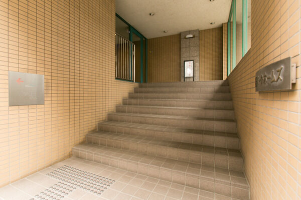 エントランスホールには、宅配ロッカー・オートロックを設置。