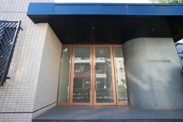 エントランスホールは光があふれる豪華なデザインです。