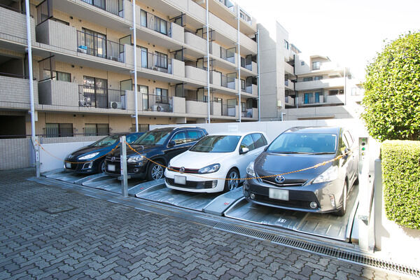 19台が収容できる駐車場は敷地効率を考えた2段式。