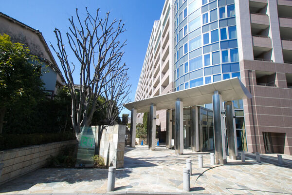 R形状のガラスカーテンウォールが上品にそびえるファザード。 R形状のガラスカーテンウォールが上品にそびえるファザード。