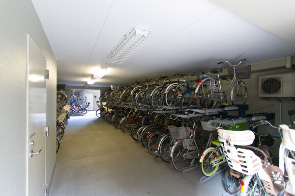 エントランス横の2段式自転車置場は149台収容可能。