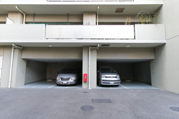 南側からのアプローチを抜けて平面、立体駐車場を計51台分確保。