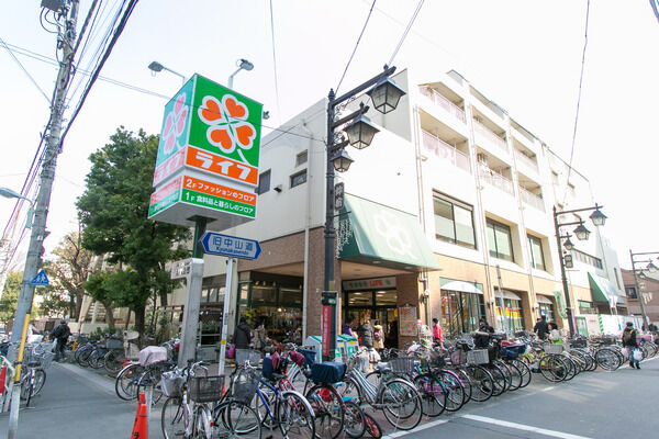 「ライフ仲宿店」まで約80m（徒歩1分）。
