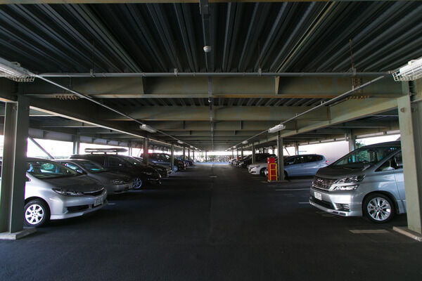 91台収容の自走式駐車場は、リモコン式のオートゲートを設置。		