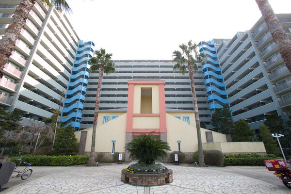 【パークエステート上板橋】明るい外観デザインはまるで南国のリゾートマンションのよう。		