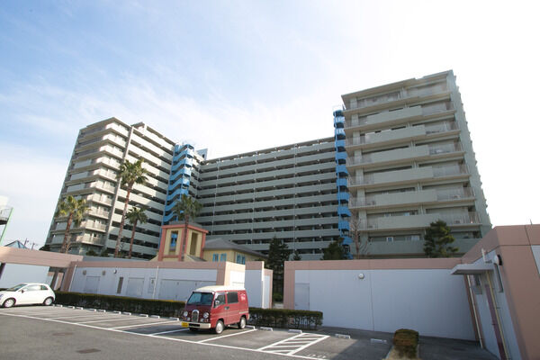 建物北側には駐車場も完備しています。 建物北側には駐車場も完備しています。