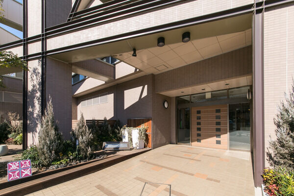 エントランスの扉を開けると、シックでエレガンスな住棟エントランスが広がります。