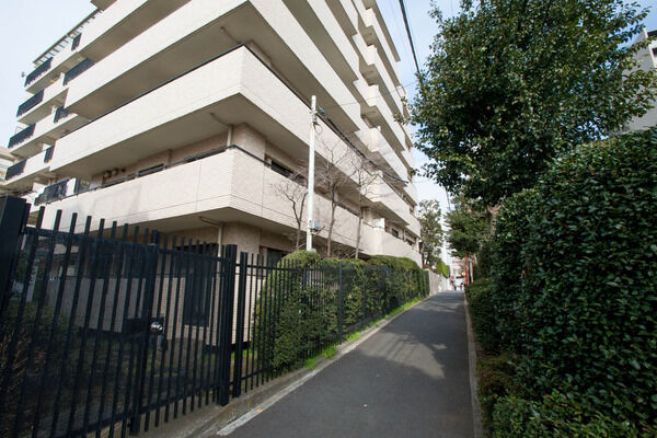 【石神井公園パークホームズ】建物に沿って生け垣が植えられ、1階部分の程よい目隠しになっています。 【石神井公園パークホームズ】建物に沿って生け垣が植えられ、1階部分の程よい目隠しになっています。