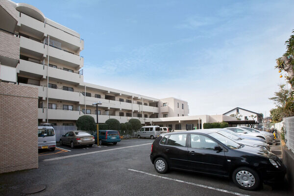 11台収容の駐車場、59台収容の駐輪場を敷地内に設置。