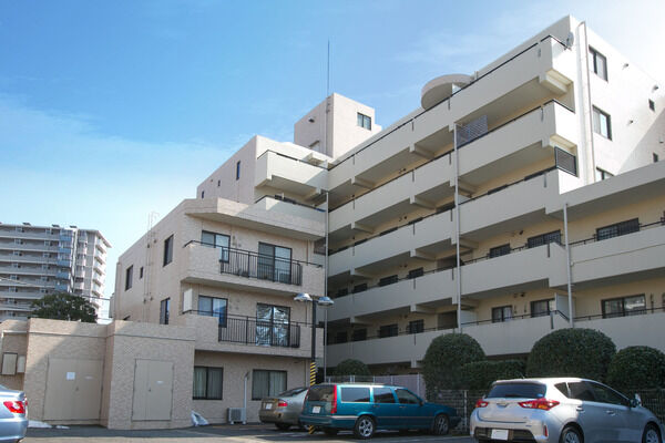 【石神井公園パークホームズ】白色を基調とした清潔感ある外観デザイン。 【石神井公園パークホームズ】白色を基調とした清潔感ある外観デザイン。