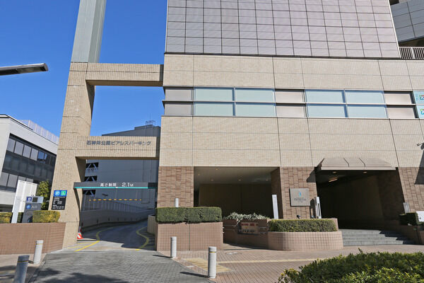 サブエントランスホールにはライブラリーラウンジを併設。