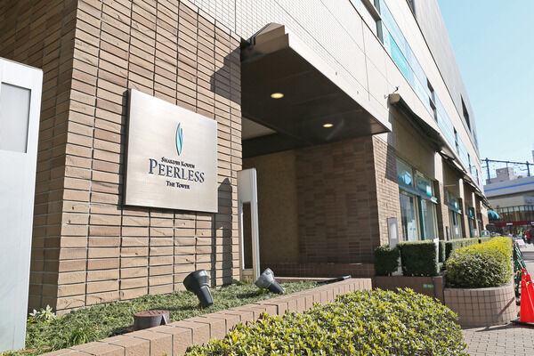 吹き抜けのある共用廊下。非接触型のオートロックシステムを採用。