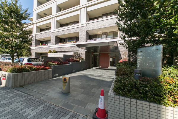 四季を彩る植物に迎えられてエントランスへ。		