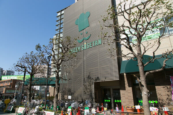 グルメな食材が揃う「クイーンズ伊勢丹」まで約360m（徒歩5分）。		