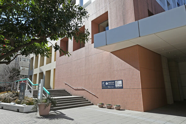 【ディアマークスキャピタルタワー】アースカラーの基礎部分と重厚な白のルーフがコントラストを描くアプローチ。