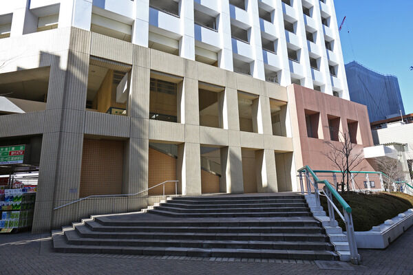 濃いブラウンのタイルと柔らかなベージュのタイルがタワーの表情に彩りを添える。