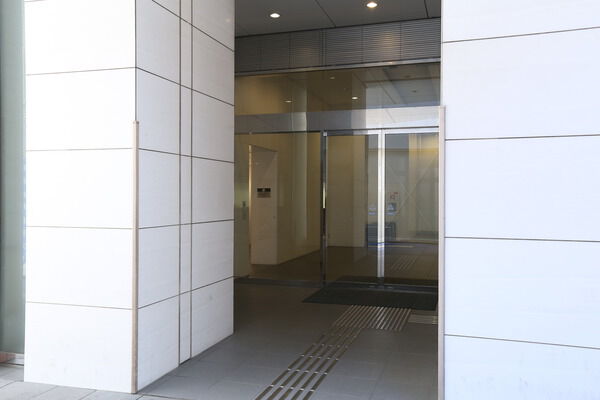 スタイリッシュな白いタイルと透明感あふれるガラスの扉が気品ある空間を形成します。