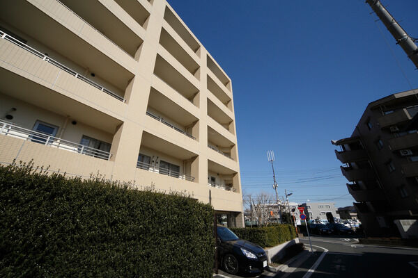 【氷川台パークホームズヒルテラス】美しい曲線の流れに沿って演出された植栽は、常緑のゲートの役割を担っています。