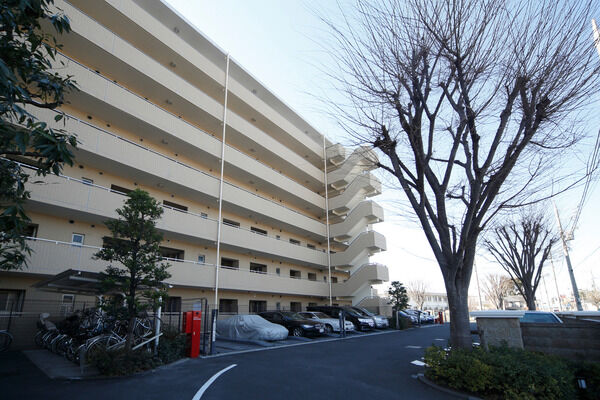 47台分の敷地内駐車場を備え、うち11台分が反面タイプとなっています。