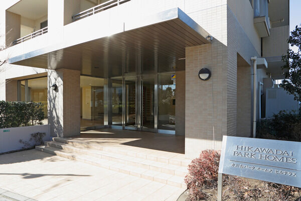 オートロックシステムが設置されたエントランス。