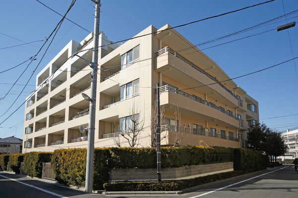【氷川台パークホームズレジデンスコート】四方すべてを道路に囲まれた開放的な敷地。落ち着いた環境が魅力です。
