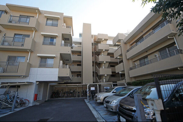 駐車場は23台分、自転車置き場は45台分を用意。