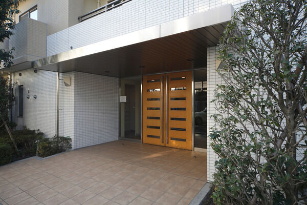 街路から一歩引いたエントランス。静謐な趣を投げかけます。