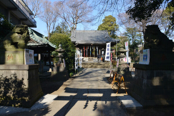 江戸時代からの歴史を誇る「氷川神社」は、約730m（徒歩9分）。